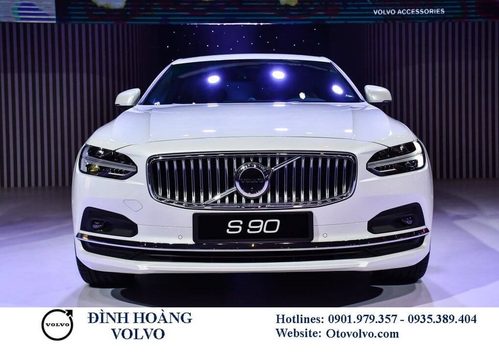 So sánh Volvo S90 và Mercedes E 300 AMG 2023