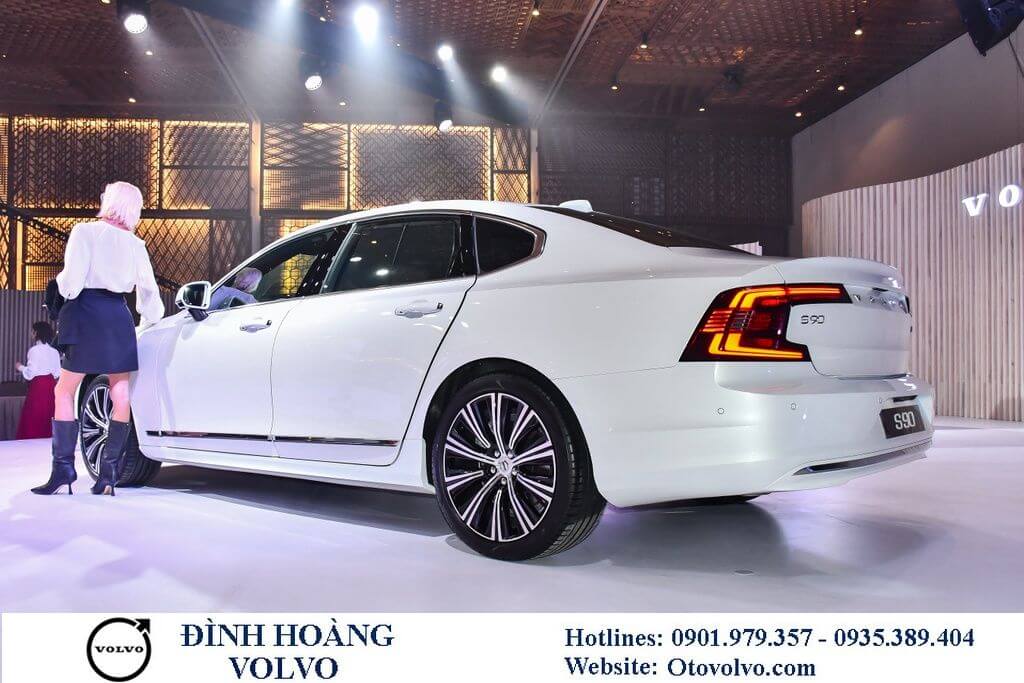 So sánh Volvo S90 và Mercedes E 300 AMG 2023