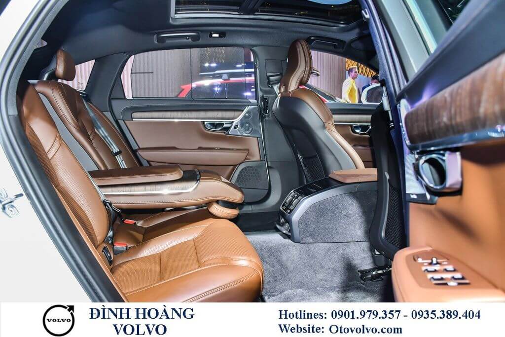 So sánh Volvo S90 và Mercedes E 300 AMG 2023