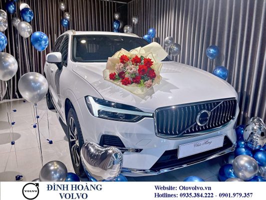 Hình ảnh Volvo XC60 B6 Ultimate màu trắng 2023 tại Volvo Đà Nẵng