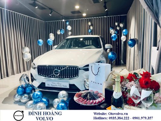 Hình ảnh Volvo XC60 B6 Ultimate màu trắng 2023 tại Volvo Đà Nẵng