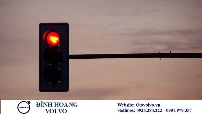 Dừng đèn xanh đèn đỏ nên cho xe ô tô về N hay để D - Volvo Đà Nẵng