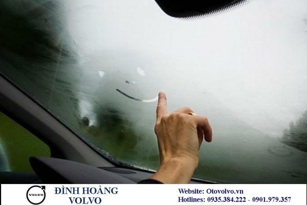 Mẹo hay xử lý mờ kính, nhòe gương ô tô khi đi trời mưa - Volvo Đà Nẵng