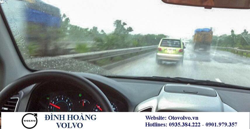 Mẹo hay xử lý mờ kính, nhòe gương ô tô khi đi trời mưa - Volvo Đà Nẵng