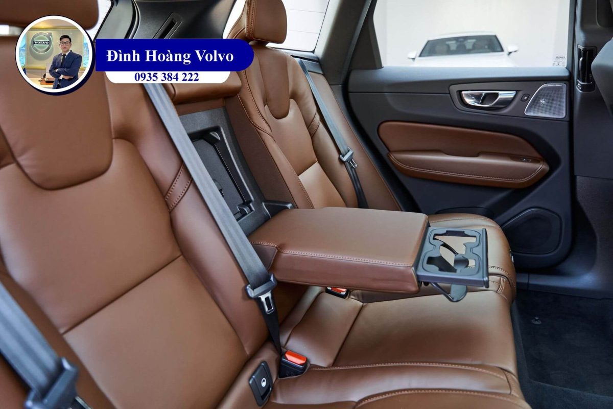 Hình ảnh thực tế chi tiết Volvo XC60 Ultimate 2023 Màu Đen Onyx Black nội thất Nâu Maroon - Đình Hoàng Volvo