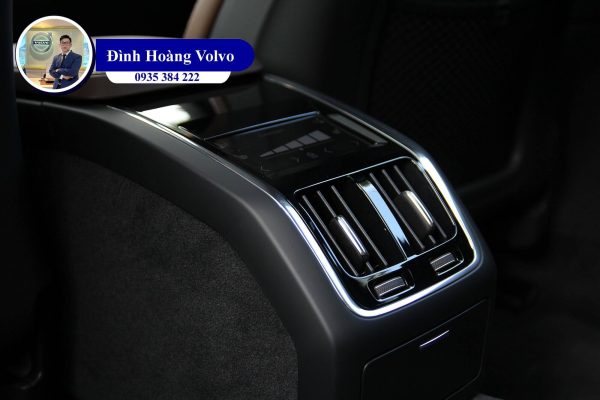 Hình ảnh thực tế chi tiết nội thất Volvo XC60 B6 và T8 Plug-in Hybrid Ultra Màu Nâu Maroon 2025 - Đình Hoàng Volvo