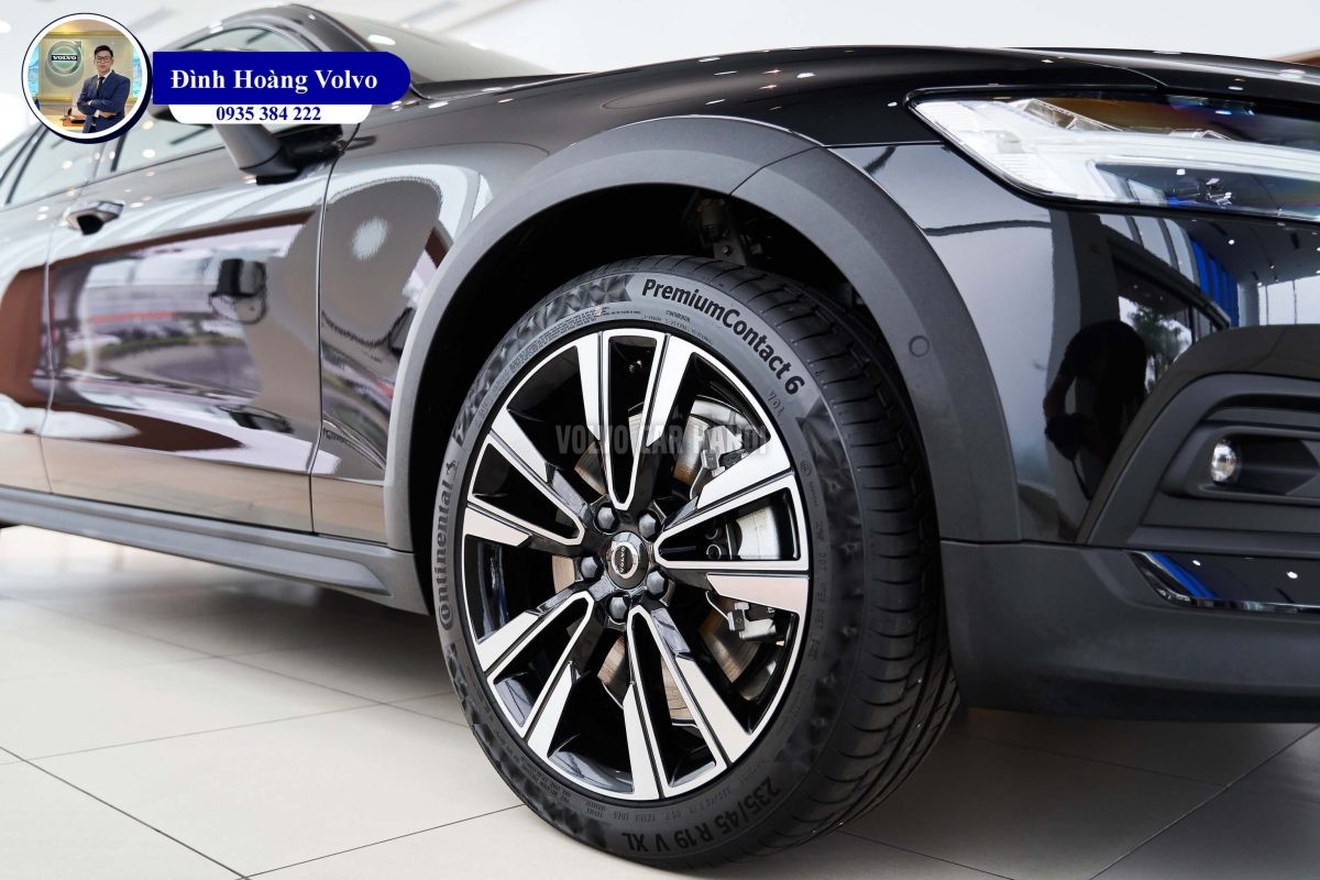 Hình ảnh thực tế chi tiết Volvo V60 B5 Ultimate 2023 Màu Đen Black Stone nội thất Nâu Maroon và Đen Charcoal - Đình Hoàng Vovo