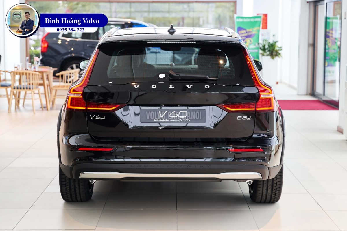 Hình ảnh thực tế chi tiết Volvo V60 B5 Ultimate 2023 Màu Đen Black Stone nội thất Nâu Maroon và Đen Charcoal - Đình Hoàng Vovo