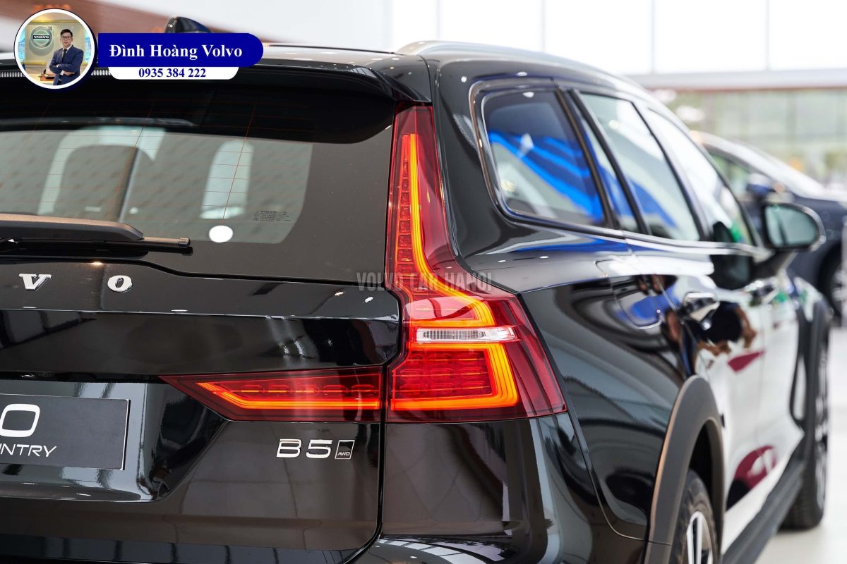 Hình ảnh thực tế chi tiết Volvo V60 B5 Ultimate 2023 Màu Đen Black Stone nội thất Nâu Maroon và Đen Charcoal - Đình Hoàng Vovo