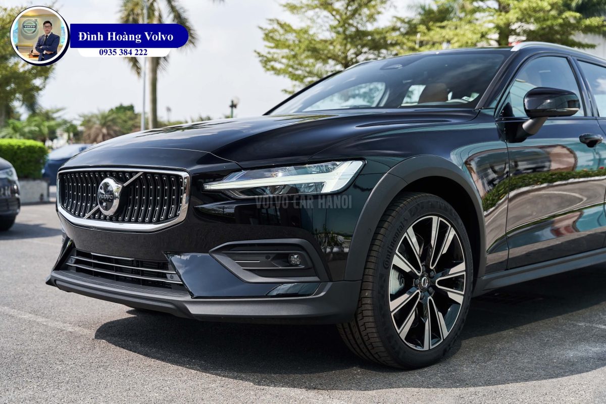 Hình ảnh thực tế chi tiết Volvo V60 B5 Ultimate 2023 Màu Đen Onyx Black nội thất Nâu Maroon và Đen Charcoal - Đình Hoàng Vovo