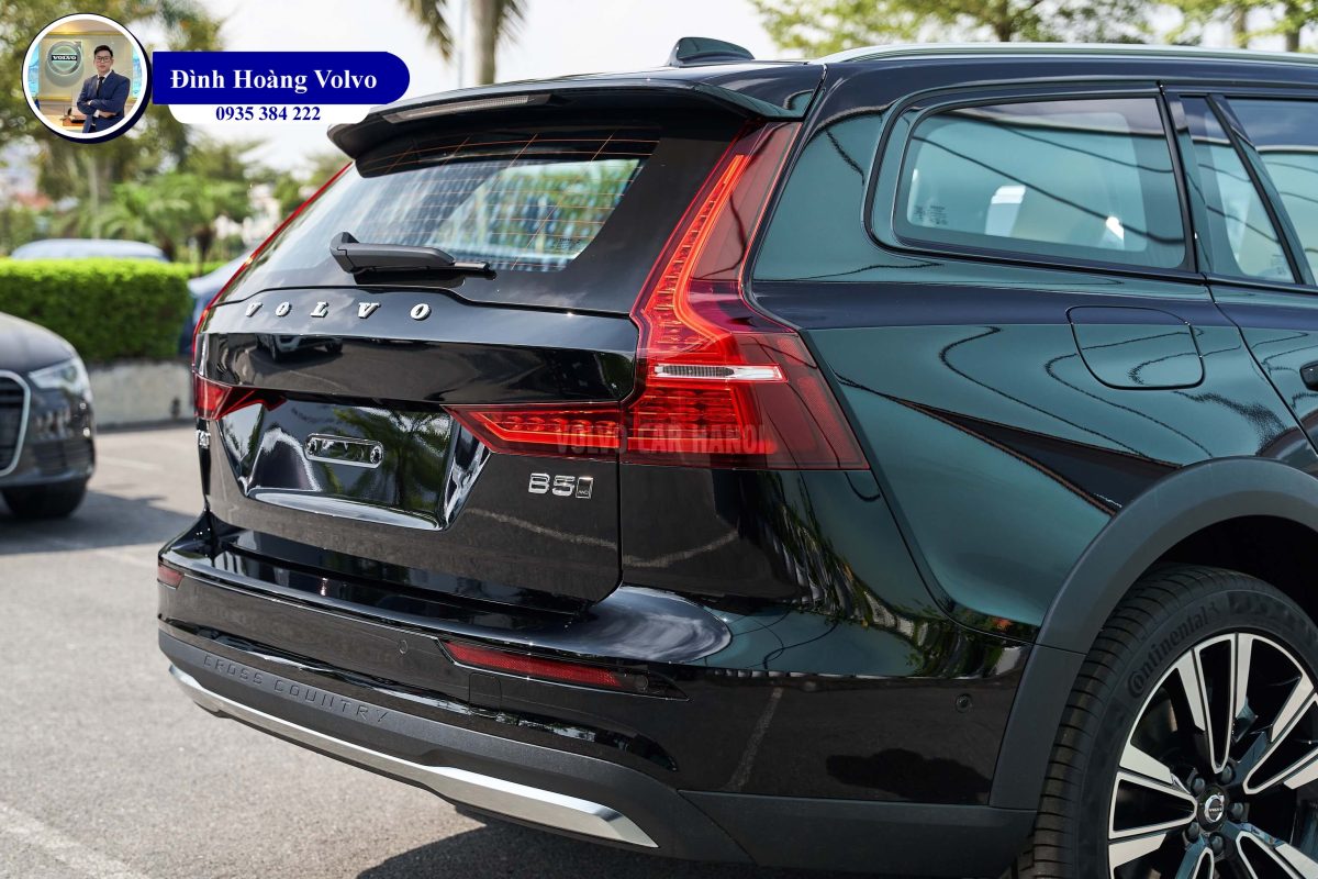 Hình ảnh thực tế chi tiết Volvo V60 B5 Ultimate 2023 Màu Đen Onyx Black nội thất Nâu Maroon và Đen Charcoal - Đình Hoàng Vovo