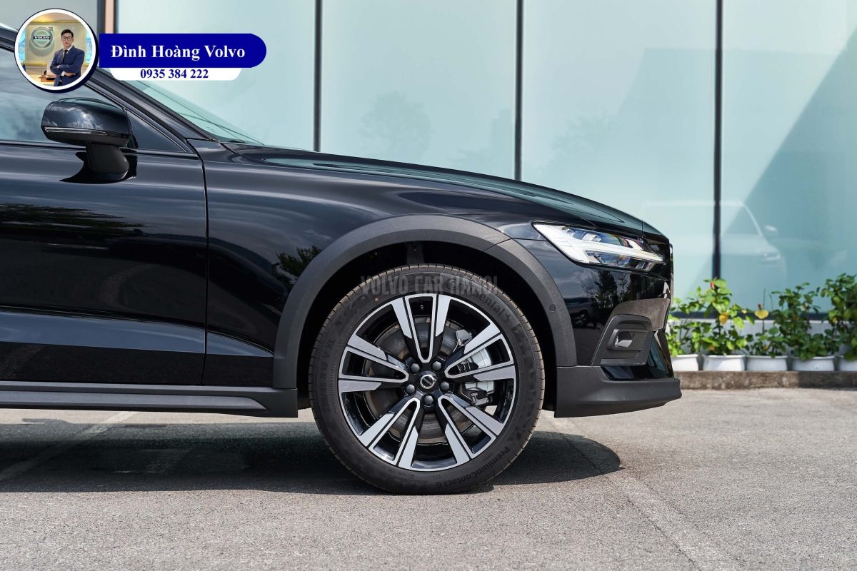 Hình ảnh thực tế chi tiết Volvo V60 B5 Ultimate 2023 Màu Đen Onyx Black nội thất Nâu Maroon và Đen Charcoal - Đình Hoàng Vovo