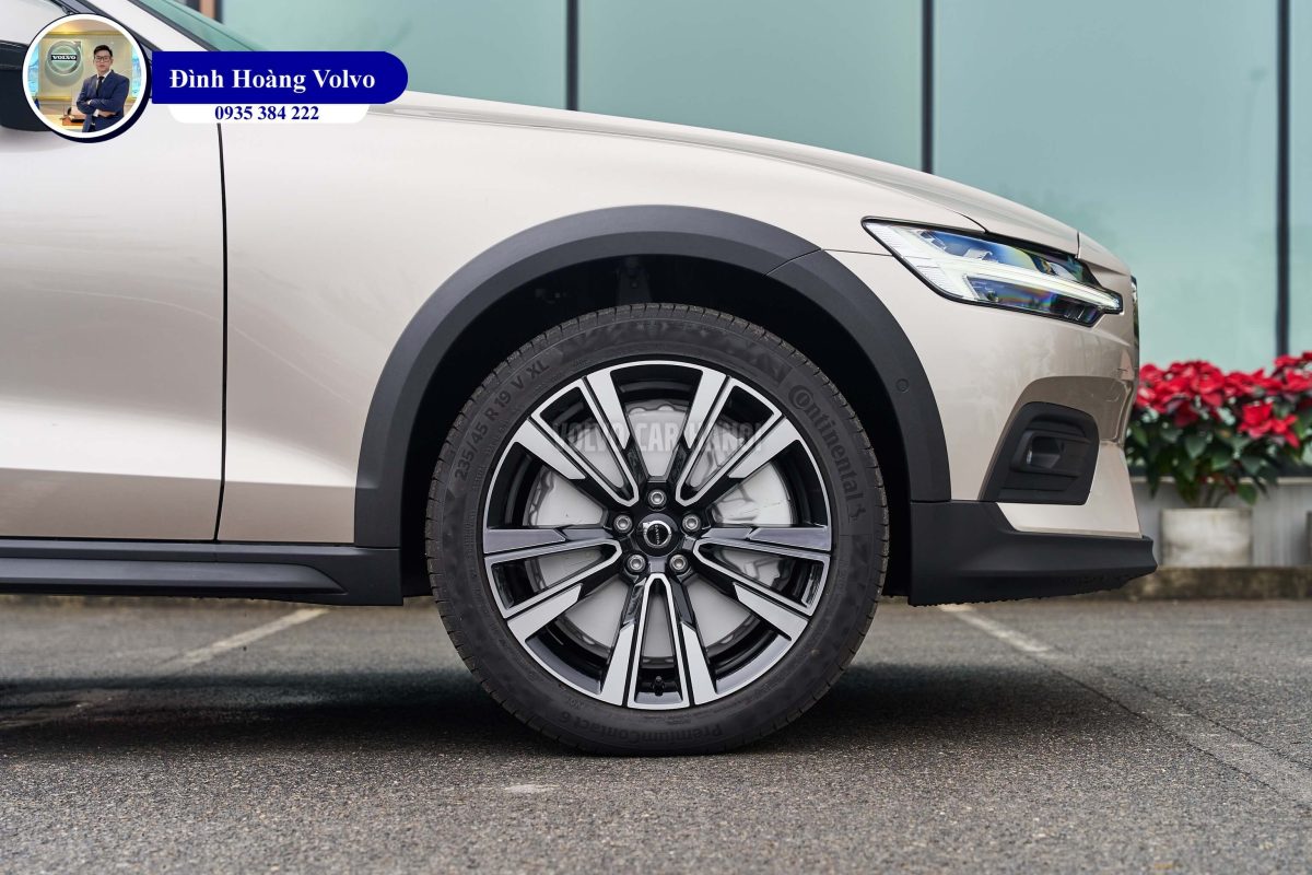 Hình ảnh thực tế chi tiết Volvo V60 B5 Ultimate 2023 Màu Vàng Đồng Bright Dusk nội thất Nâu Maroon và Đen Charcoal - Đình Hoàng Vovo