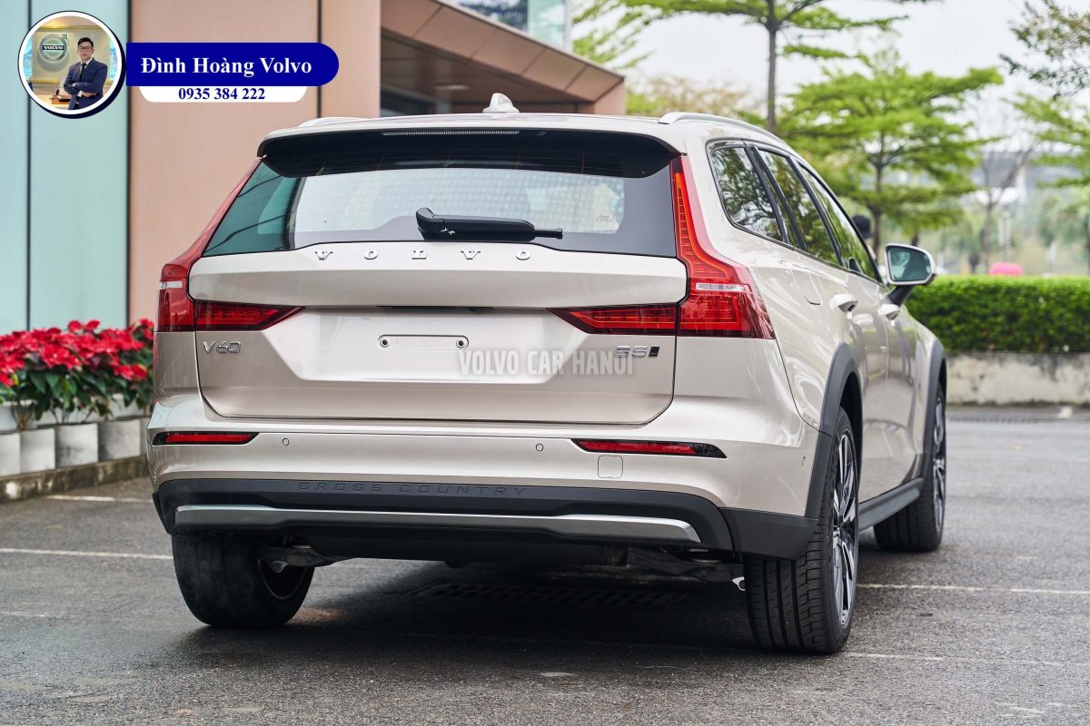 Hình ảnh thực tế chi tiết Volvo V60 B5 Ultimate 2023 Màu Vàng Đồng Bright Dusk nội thất Nâu Maroon và Đen Charcoal - Đình Hoàng Vovo