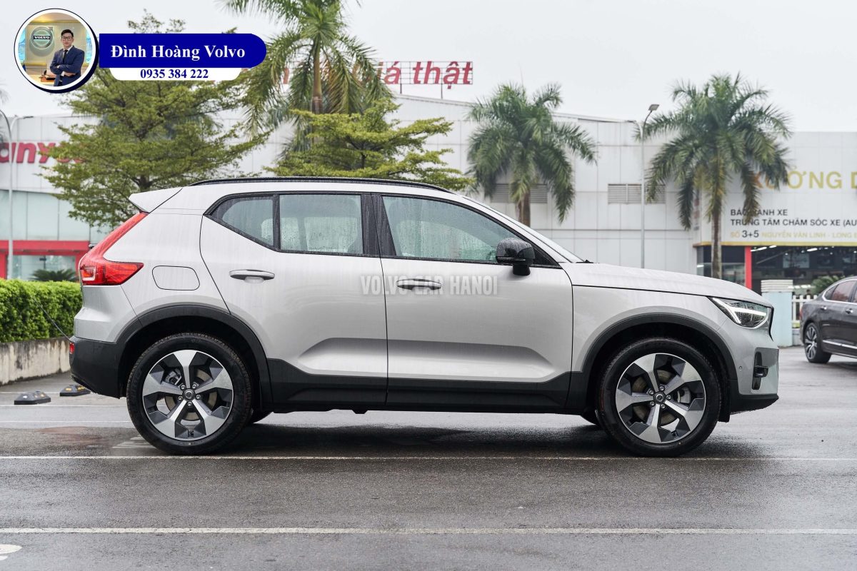 Hình ảnh thực tế chi tiết Volvo XC40 B5 Ultimate 2023 Màu Bạc Silver Dawn nội thất Đen Charcoal Leather - Đình Hoàng Volvo