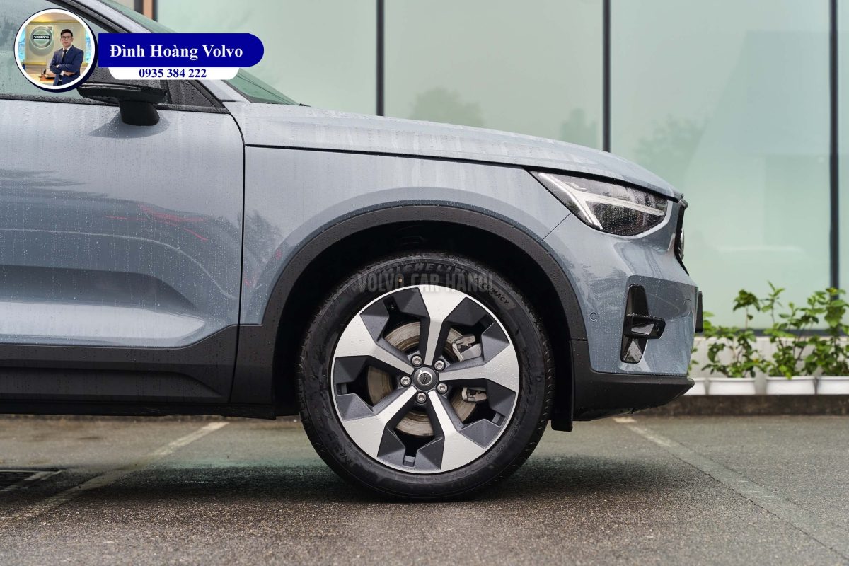 Hình ảnh thực tế chi tiết Volvo XC40 B5 Ultimate 2023 Màu Xám Xi Măng Thunder Grey nội thất Đen Charcoal Leather - Đình Hoàng Volvo