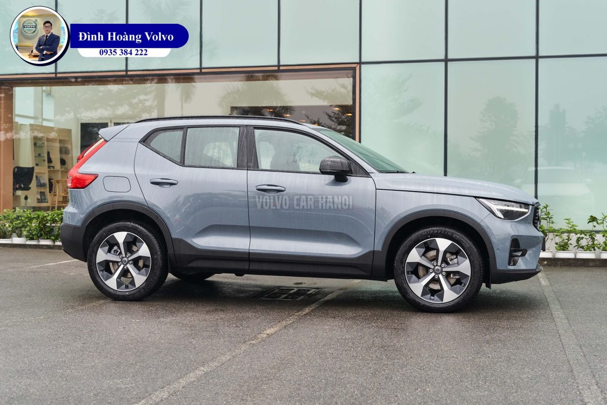 Hình ảnh thực tế chi tiết Volvo XC40 B5 Ultimate 2023 Màu Xám Xi Măng Thunder Grey nội thất Đen Charcoal Leather - Đình Hoàng Volvo