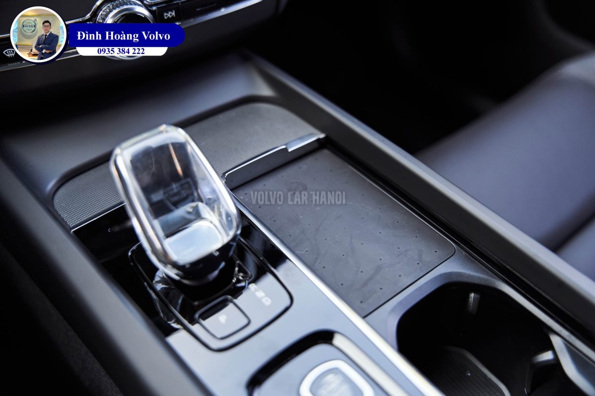 Hình ảnh thực tế chi tiết Volvo XC60 B6 Ultimate Dark 2023 Màu Đen Onyx Black Nội thất màu Đen Charcoal - Đình Hoàng Volvo