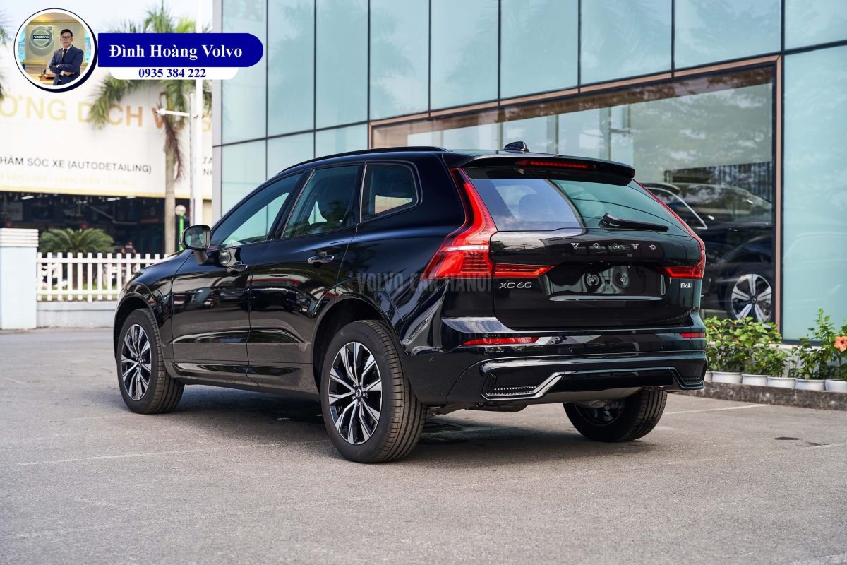 Hình ảnh thực tế chi tiết Volvo XC60 B6 Ultimate Dark 2023 Màu Đen Onyx Black Nội thất màu Đen Charcoal - Đình Hoàng Volvo