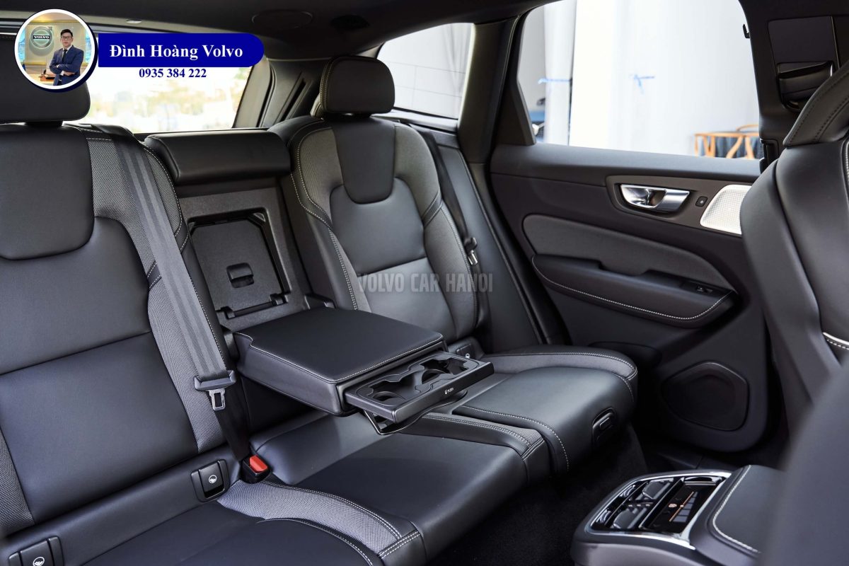 Hình ảnh thực tế chi tiết Volvo XC60 B6 Ultimate Dark 2023 Màu Đen Onyx Black Nội thất màu Đen Charcoal - Đình Hoàng Volvo