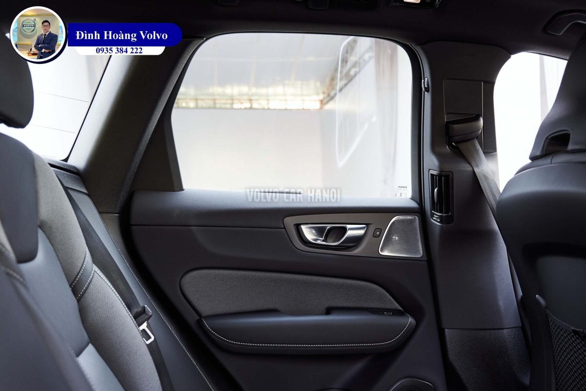Hình ảnh thực tế chi tiết nội thất Volvo XC60 B6 Ultimate Dark 2023 Màu Đen Charcoal - Đình Hoàng Volvo