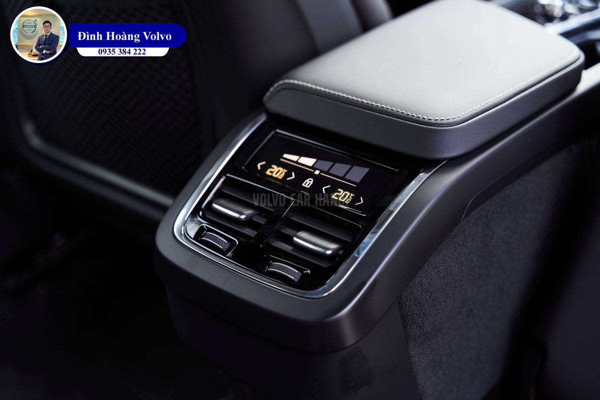 Hình ảnh thực tế chi tiết nội thất Volvo XC60 B6 Ultimate Dark 2023 Màu Đen Charcoal - Đình Hoàng Volvo