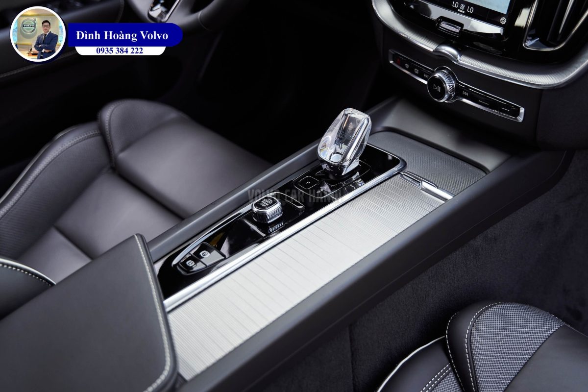 Hình ảnh thực tế chi tiết Volvo XC60 B6 Ultimate Dark 2023 Màu Đen Onyx Black Nội thất màu Đen Charcoal - Đình Hoàng Volvo