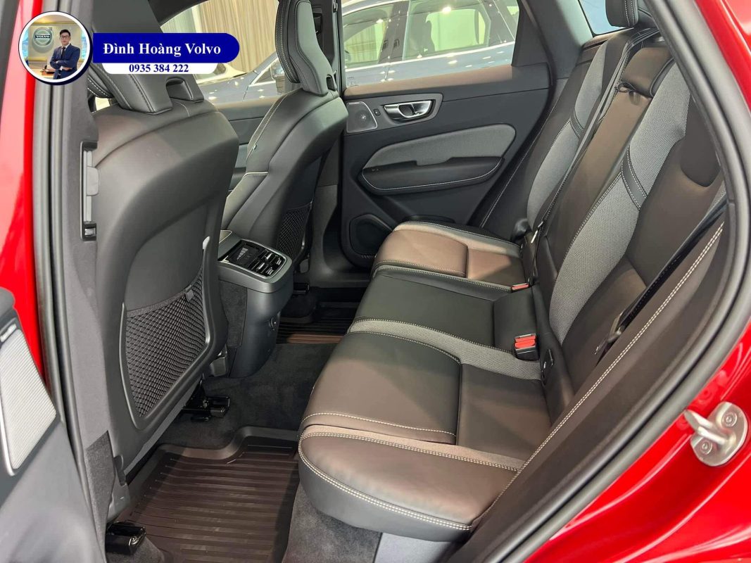 Hình ảnh thực tế chi tiết Volvo XC60 B6 Ultimate Dark 2023 Màu Đỏ Fusion Red Nội thất màu Đen Charcoal - Đình Hoàng Volvo