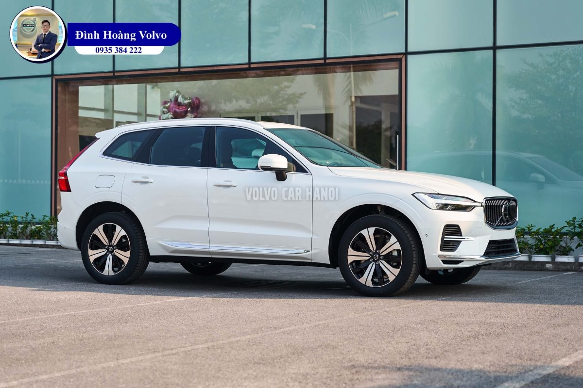 Hình ảnh thực tế chi tiết Volvo XC60 T8 Plug-in Hybrid Ultra 2023 Màu Trắng Crystal White Nội thất Nâu Maroon và Vàng Amber - Đình Hoàng Volvo