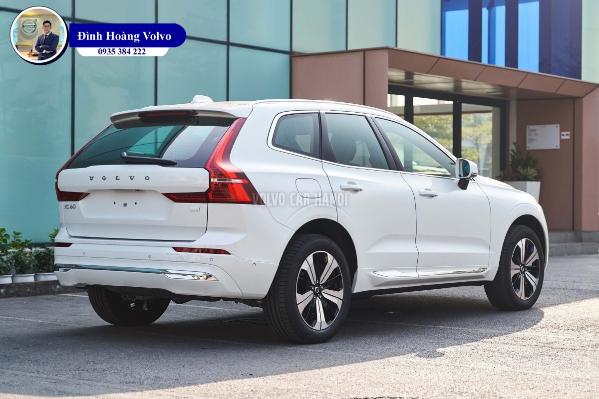 Hình ảnh thực tế chi tiết Volvo XC60 T8 Plug-in Hybrid Ultra 2023 Màu Trắng Crystal White Nội thất Nâu Maroon và Vàng Amber - Đình Hoàng Volvo