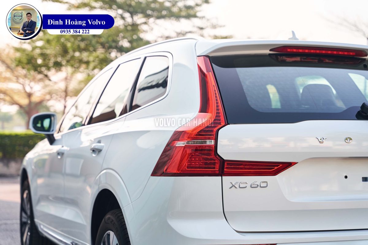 Hình ảnh thực tế chi tiết Volvo XC60 T8 Plug-in Hybrid Ultra 2023 Màu Trắng Crystal White Nội thất Nâu Maroon và Vàng Amber - Đình Hoàng Volvo