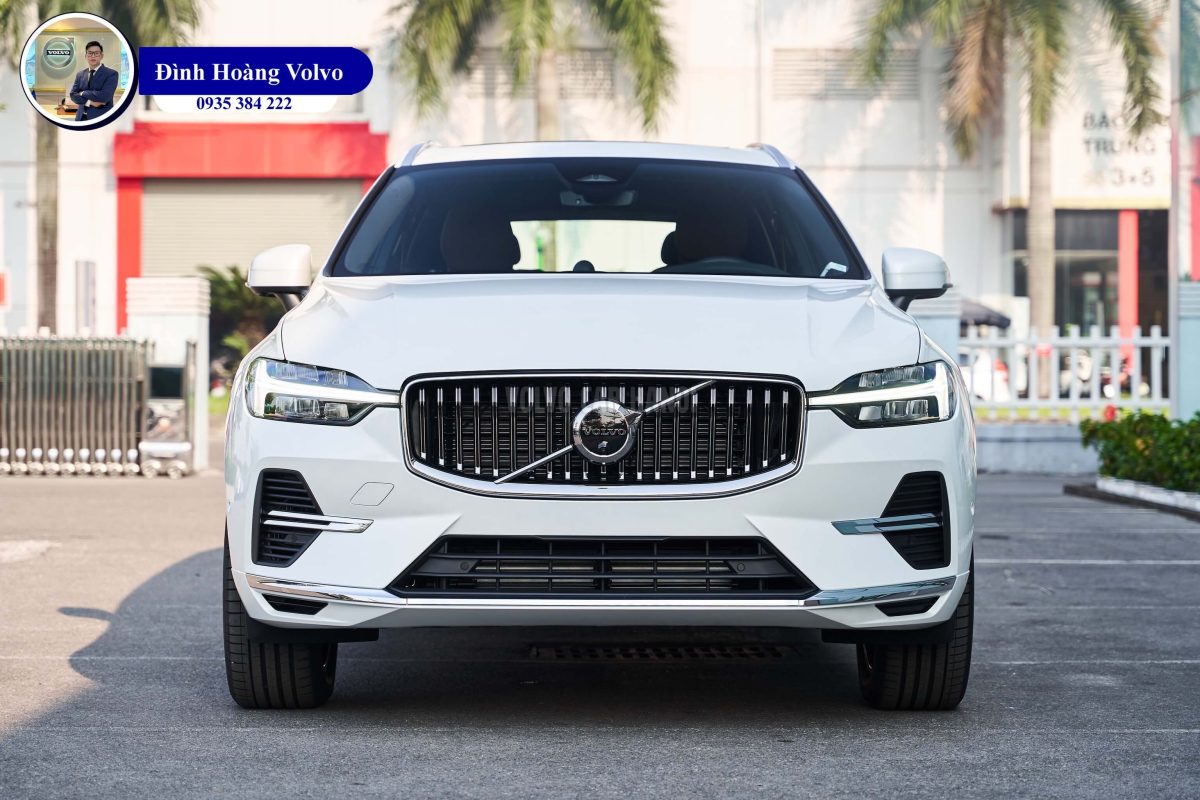 Hình ảnh thực tế chi tiết Volvo XC60 T8 Plug-in Hybrid Ultra 2023 Màu Trắng Crystal White Nội thất Nâu Maroon và Vàng Amber - Đình Hoàng Volvo