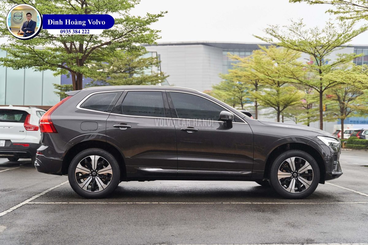 Hình ảnh thực tế chi tiết Volvo XC60 T8 Plug-in Hybrid Ultra 2023 Màu Xám Nâu Platinum Grey Nội thất Nâu Maroon và Vàng Amber - Đình Hoàng Volvo