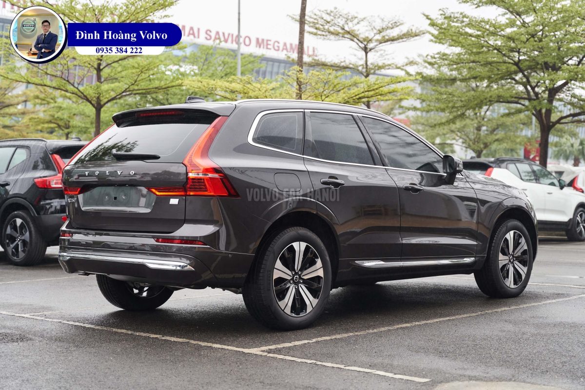 Hình ảnh thực tế chi tiết Volvo XC60 T8 Plug-in Hybrid Ultra 2023 Màu Xám Nâu Platinum Grey Nội thất Nâu Maroon và Vàng Amber - Đình Hoàng Volvo