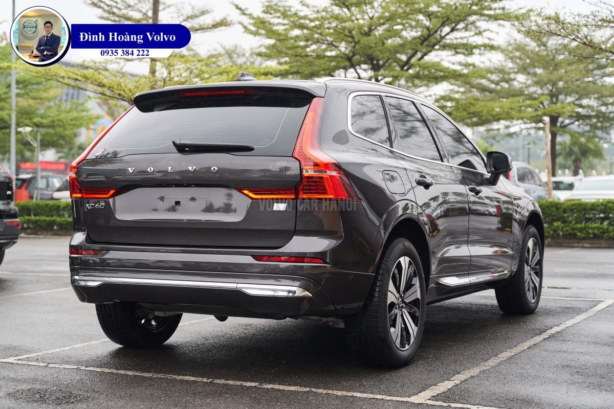 Hình ảnh thực tế chi tiết Volvo XC60 T8 Plug-in Hybrid Ultra 2023 Màu Xám Nâu Platinum Grey Nội thất Nâu Maroon và Vàng Amber - Đình Hoàng Volvo