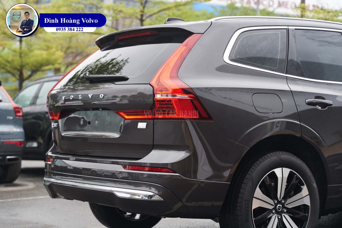 Hình ảnh thực tế chi tiết Volvo XC60 T8 Plug-in Hybrid Ultra 2023 Màu Xám Nâu Platinum Grey Nội thất Nâu Maroon và Vàng Amber - Đình Hoàng Volvo