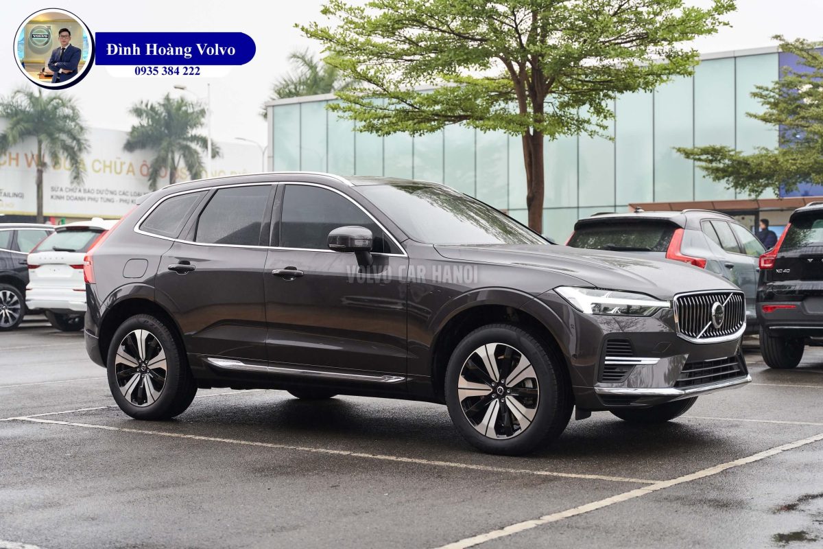 Hình ảnh thực tế chi tiết Volvo XC60 T8 Plug-in Hybrid Ultra 2023 Màu Xám Nâu Platinum Grey Nội thất Nâu Maroon và Vàng Amber - Đình Hoàng Volvo