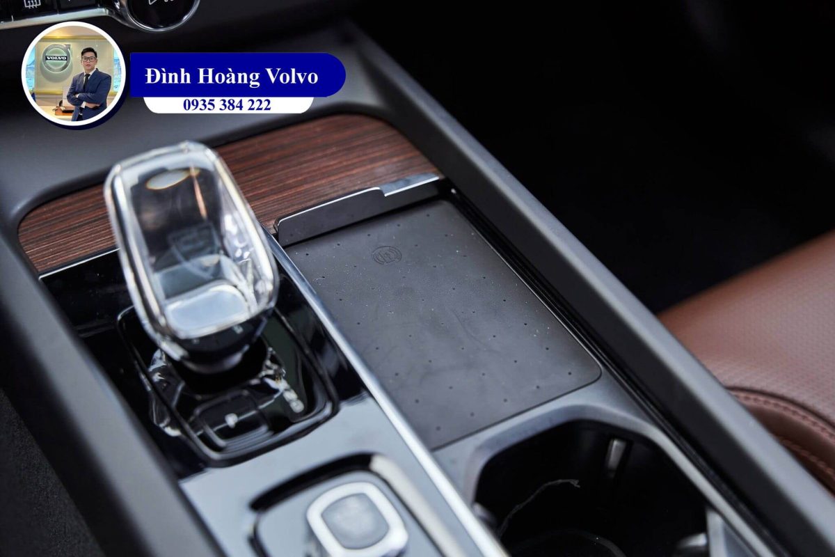 Hình ảnh thực tế chi tiết Volvo XC60 Ultimate 2023 Màu Đen Onyx Black nội thất Nâu Maroon - Đình Hoàng Volvo