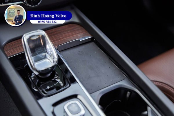 Hình ảnh thực tế chi tiết nội thất Volvo XC60 B6 và T8 Plug-in Hybrid Ultra Màu Nâu Maroon 2025 - Đình Hoàng Volvo