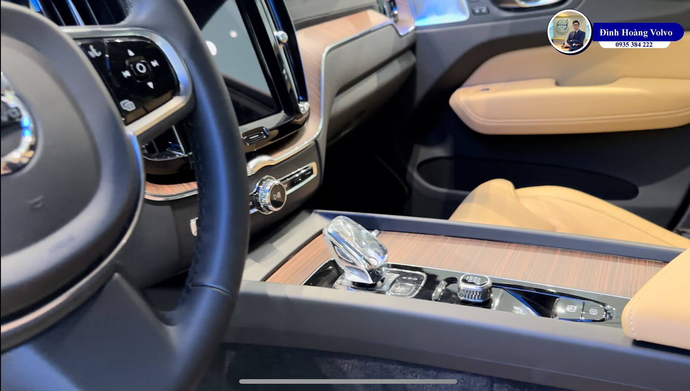 Hình ảnh thực tế chi tiết nội thất Volvo XC60 Ultimate 2023 Màu Đen Onyx Black nội thất Vàng Amber - Volvo XC60 Quảng Bình, Quảng Trị, Huế, Đà Nẵng, Quảng Nam, Quảng Ngãi, Bình Định, Phú Yên, Gia Lai, Kon Tum