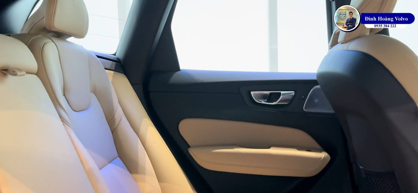 Hình ảnh thực tế chi tiết nội thất Volvo XC60 Ultimate 2023 Màu Đen Onyx Black nội thất Vàng Amber - Volvo XC60 Quảng Bình, Quảng Trị, Huế, Đà Nẵng, Quảng Nam, Quảng Ngãi, Bình Định, Phú Yên, Gia Lai, Kon Tum
