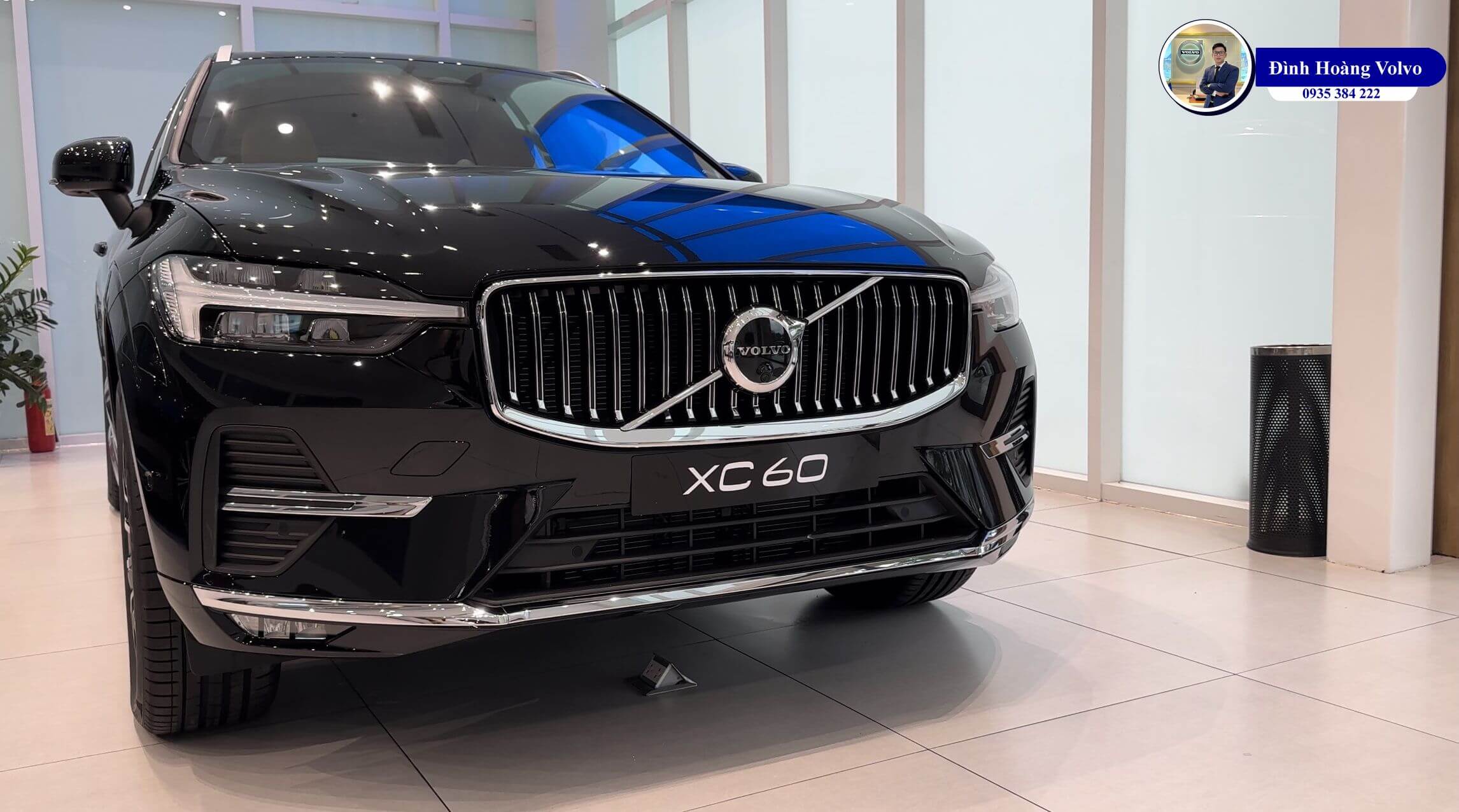 Hình ảnh thực tế chi tiết Volvo XC60 Ultimate 2023 Màu Đen Onyx Black nội thất Nâu Maroon và Vàng Amber tại Đà Nẵng - Đình Hoàng Volvo (5) Hình ảnh thực tế chi tiết Volvo XC60 Ultimate 2023 Màu Đen Onyx Black nội thất Nâu Maroon và Vàng Amber tại Đà Nẵng - Đình Hoàng Volvo