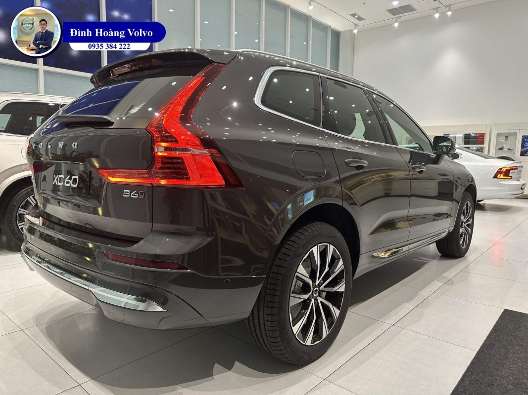 Hình ảnh thực tế chi tiết Volvo XC60 Ultimate 2023 Màu Xám Platinium Grey nội thất Nâu Maroon và Vàng Amber tại Đà Nẵng - Đình Hoàng Volvo 