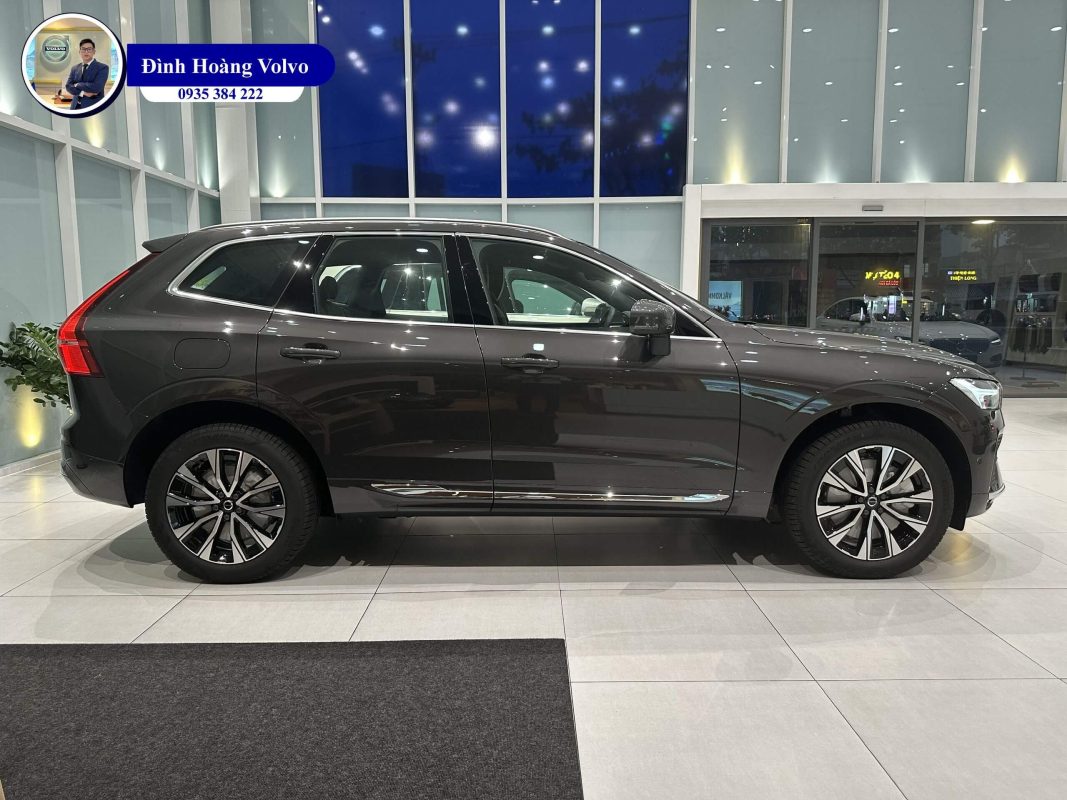 Hình ảnh thực tế chi tiết Volvo XC60 Ultimate 2023 Màu Xám Platinium Grey nội thất Nâu Maroon và Vàng Amber tại Đà Nẵng - Đình Hoàng Volvo 