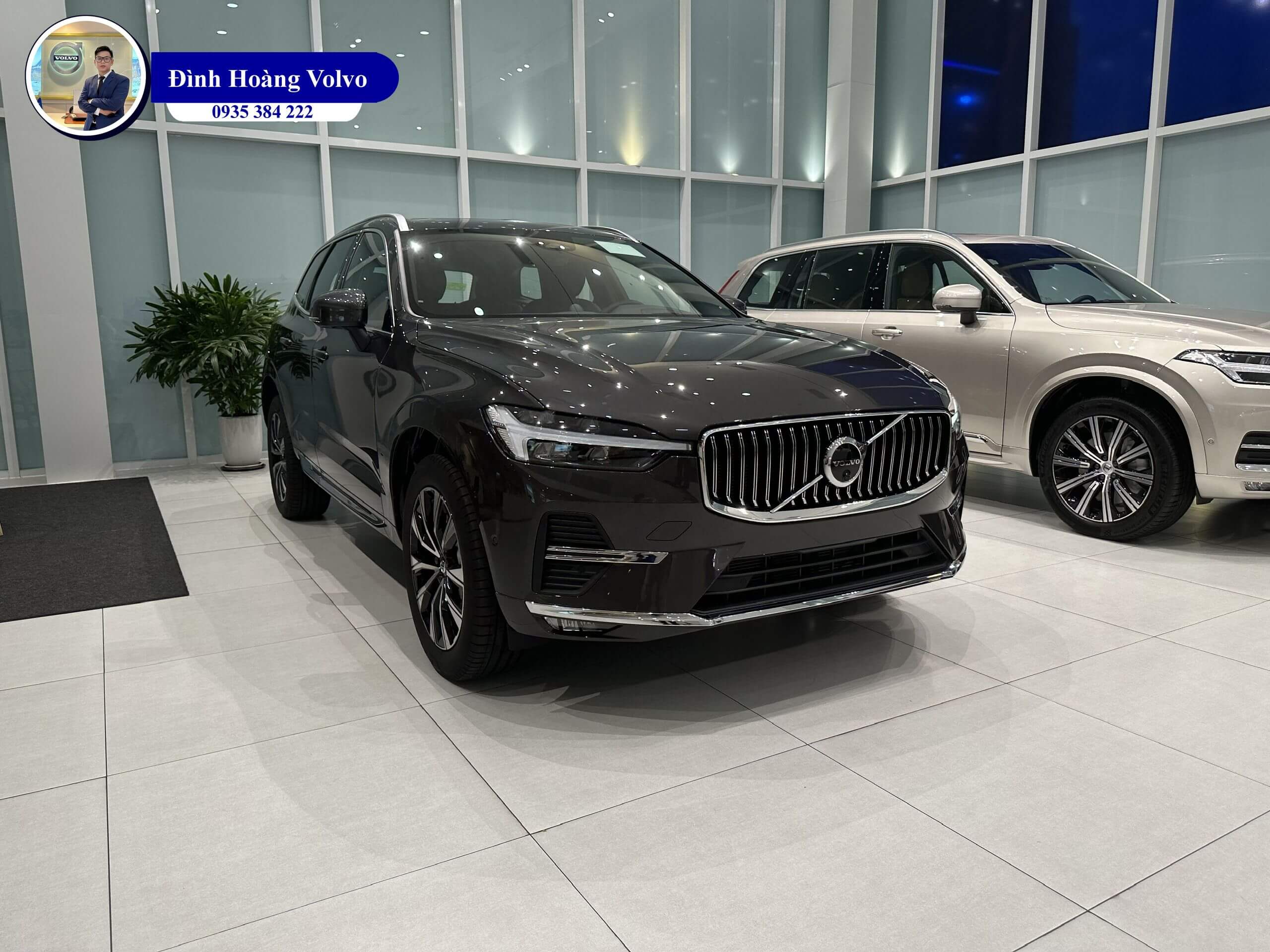 Hình ảnh thực tế chi tiết Volvo XC60 Ultimate 2023 Màu Xám Platinium Grey nội thất Nâu Maroon và Vàng Amber tại Đà Nẵng - Đình Hoàng Volvo