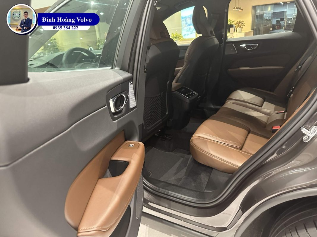 Hình ảnh thực tế chi tiết Volvo XC60 Ultimate 2023 Màu Đen Onyx Black nội thất Nâu Maroon - Đình Hoàng Volvo