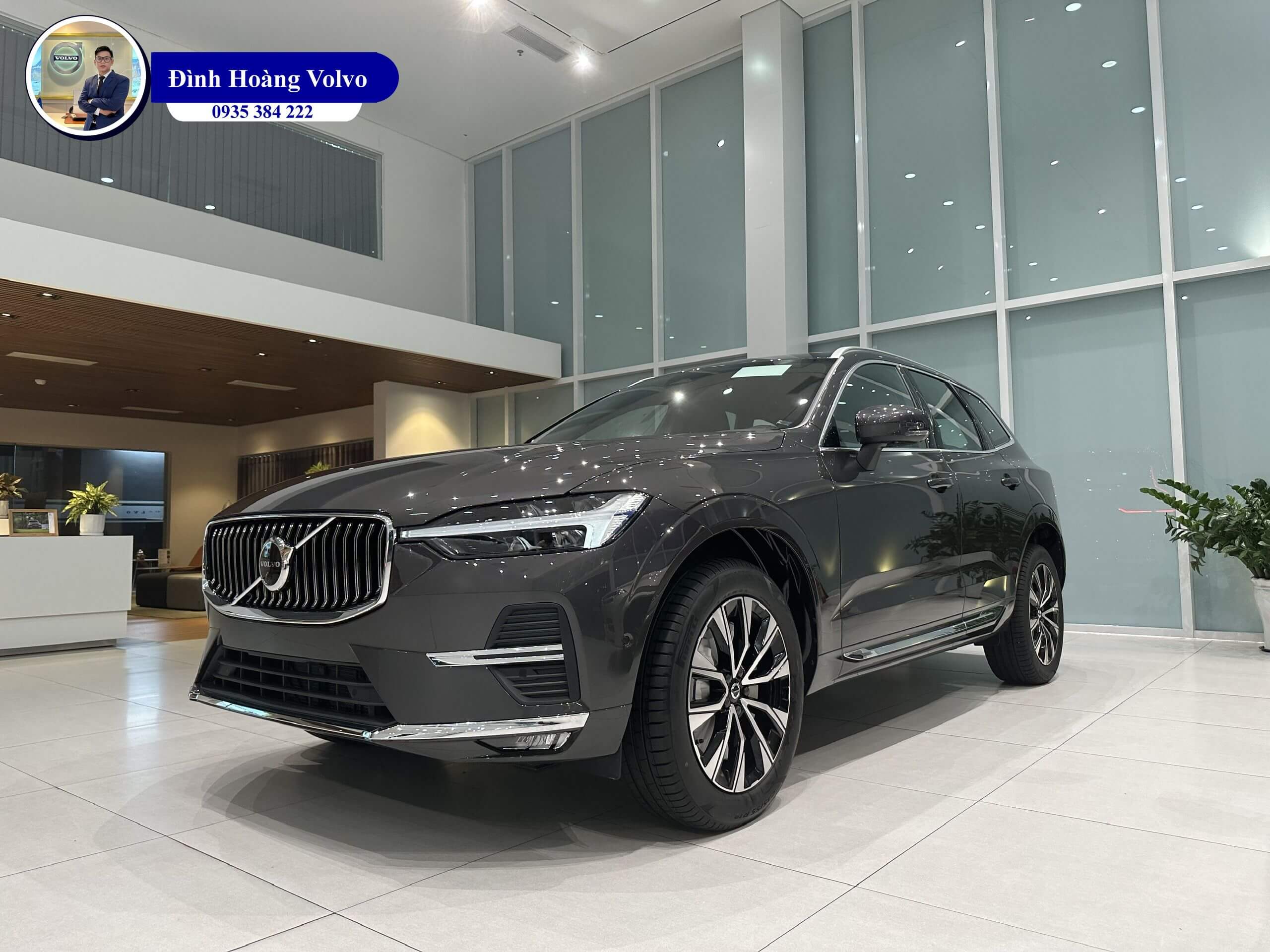 Hình ảnh thực tế chi tiết Volvo XC60 Ultimate 2023 Màu Xám Platinium Grey nội thất Nâu Maroon và Vàng Amber tại Đà Nẵng - Đình Hoàng Volvo