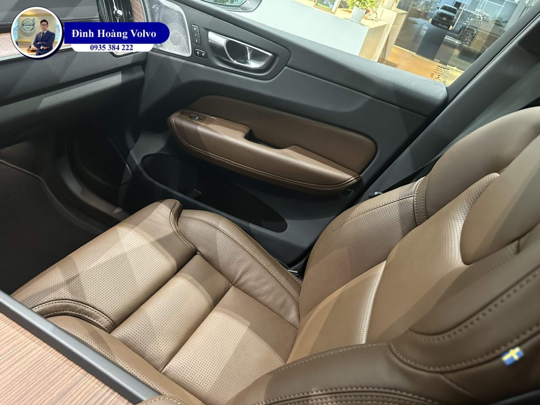 Hình ảnh thực tế chi tiết Volvo XC60 Ultimate 2023 Màu Đen Onyx Black nội thất Nâu Maroon - Đình Hoàng Volvo