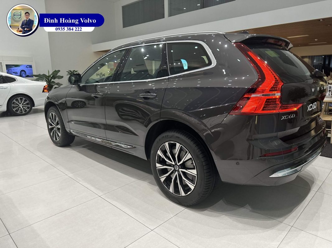 Hình ảnh thực tế chi tiết Volvo XC60 Ultimate 2023 Màu Xám Platinium Grey nội thất Nâu Maroon và Vàng Amber tại Đà Nẵng - Đình Hoàng Volvo 