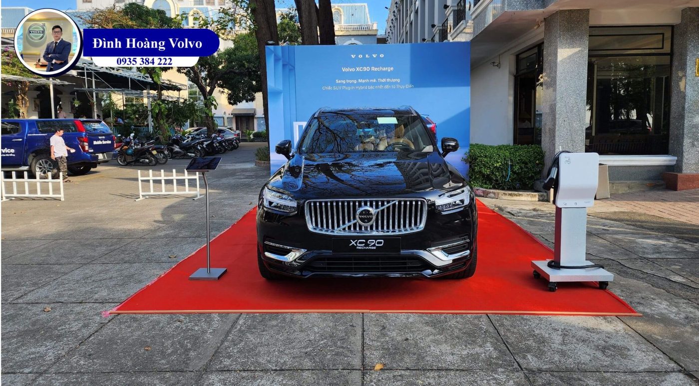 Hình ảnh thực tế chi tiết XC90 T8 Plug-in Hybrid Ultra 2023 Màu Đen Onyx Black nội thất Nâu Maroon và Vàng Amber - Đình Hoàng Volvo